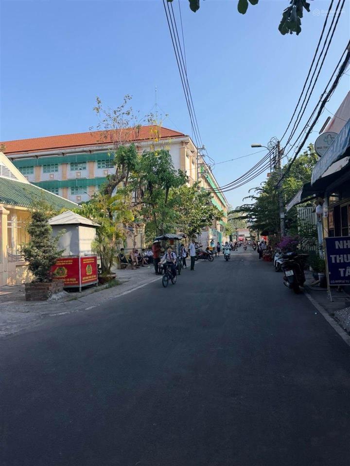 Dưới 5 tỷ nhà 4pn có phòng ngủ tầng trệt full nội thất! đình tân khai bình tân
