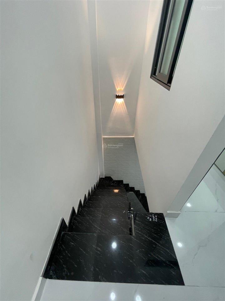 Nhà mới khu vip tên lửa full nội thất sổ hồng riêng. giá chỉ nhỉnh 2 tỷ, quá hiếm kv