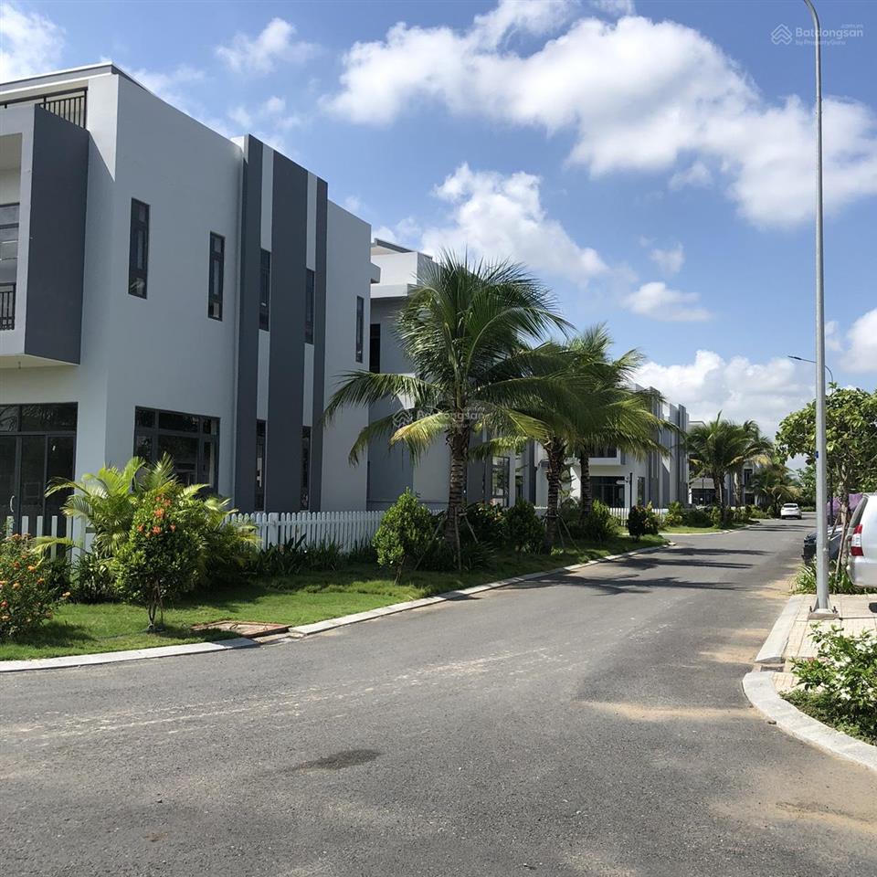 Bán biệt thự sổ hồng riêng, vay được ngân hàng 8x17m (136m2), mt tỉnh lộ 824, giá siêu tốt 3tỷ1