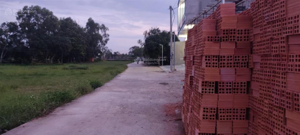 Chợ đức hòa có lô chủ cần bán gấp, giá ngợp chốt 850tr, 5x22m, shr, thổ cư, đất đã san lấp