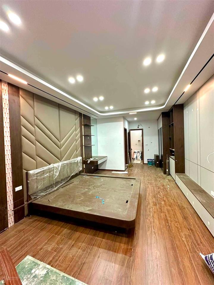 Bán nhà riêng 3pn, 4wc, 42m2, 17,5 tỷ tại phố trần quốc hoàn, quận cầu giấy