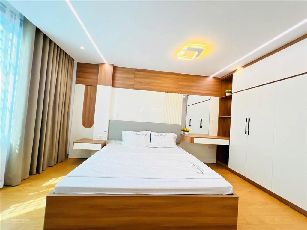 Hoàng văn thái  phân lô ô tô vào nhà  nhà mới đẹp  2 thoáng trước sau  full nội thất