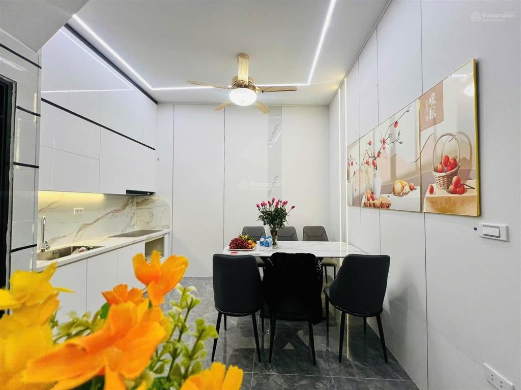 Hoàng văn thái  phân lô ô tô vào nhà  nhà mới đẹp  2 thoáng trước sau  full nội thất