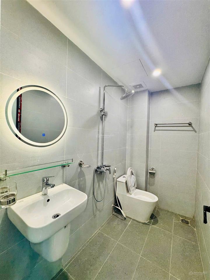 Khu vực trung tâm hai bà  5 tầng thang máy  ngõ to, sát mặt phố cách 30m  nhà đẹp ở ngay