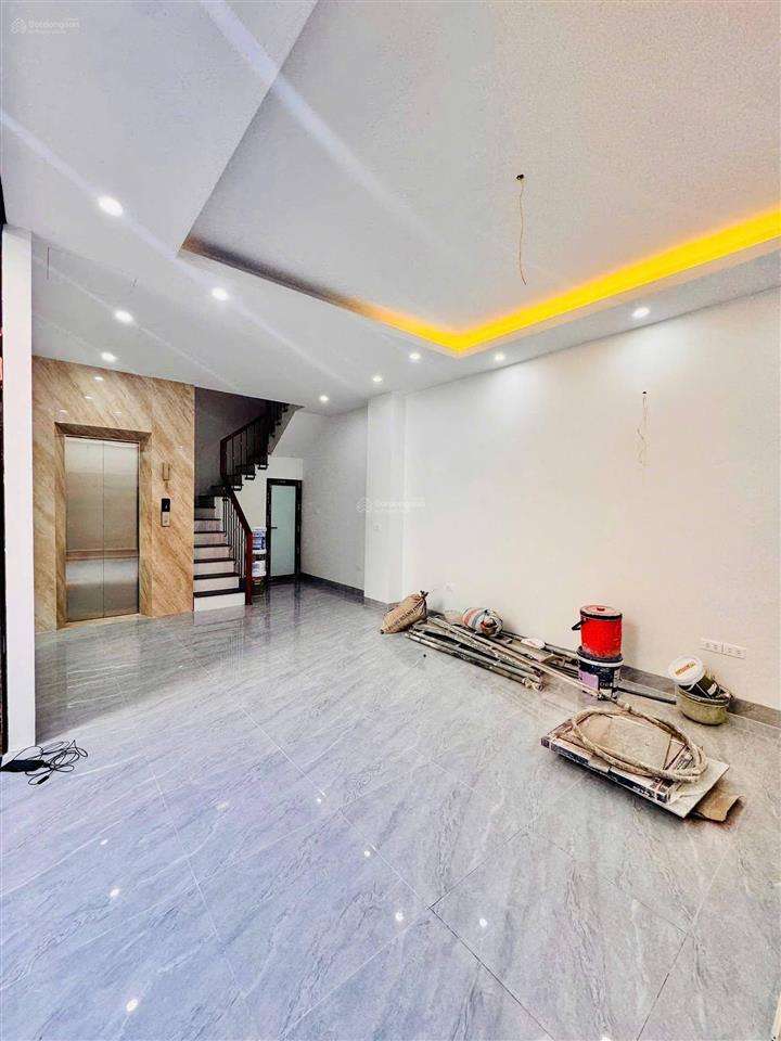 Khu vực trung tâm hai bà  5 tầng thang máy  ngõ to, sát mặt phố cách 30m  nhà đẹp ở ngay