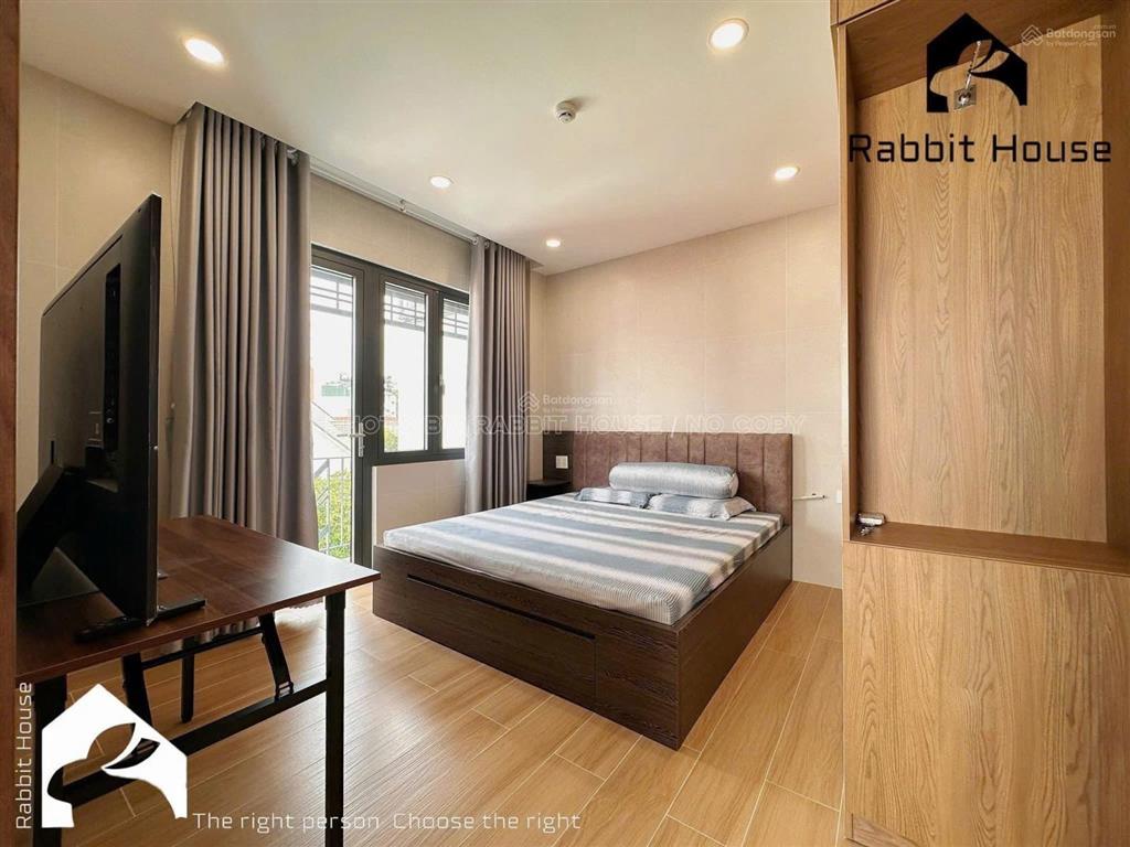 Q10 studio ban công riêng, full kính đón nắng