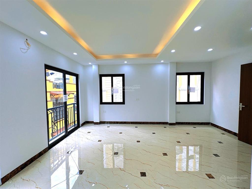 Ngõ 5 hoàng quốc việt lô góc 3 mặt ngõ  6 tầng thang máy  56m2  view hồ  21 tỷ  2 oto tránh
