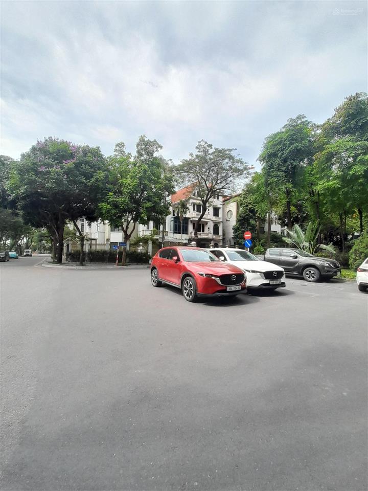 Cho thuê nguyên căn biệt thự kđt bán đảo linh đàm, 600m,4 tầng,mt30m, lô góc, mặt đường lớn.