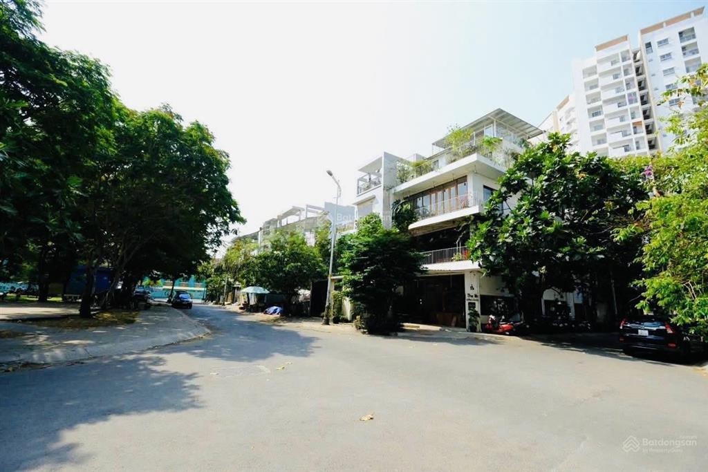 Biệt thự góc 2 mặt tiền, quận 2  cách lakeview city 400m  cách global city chỉ 700m  32 tỷ