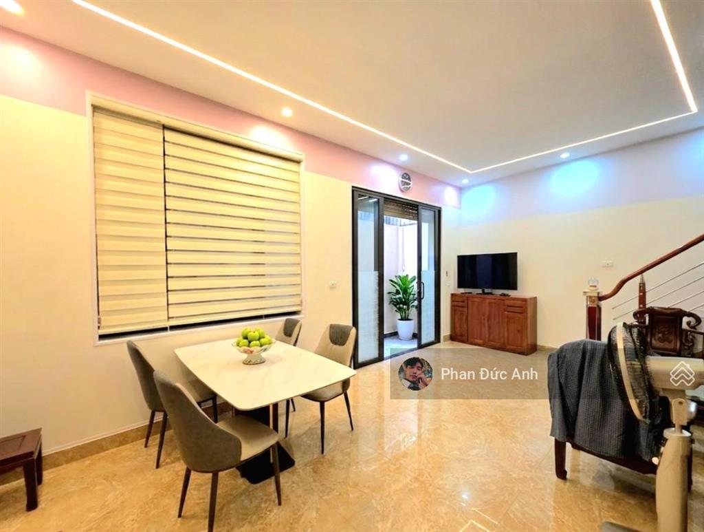 Bán nhà thịnh quang  50m t2  oto đỗ cửa  ngõ thông  vừa ở vừa kinh doanh lô góc 2 mặt tiền