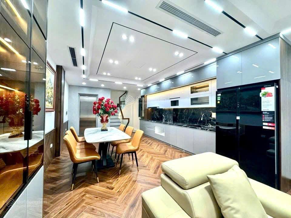 Gia đình đông người đừng bỏ lỡ  nhà đẹp nguyễn trãi giáp royal city  7 tầng thang máy  về ở ngay
