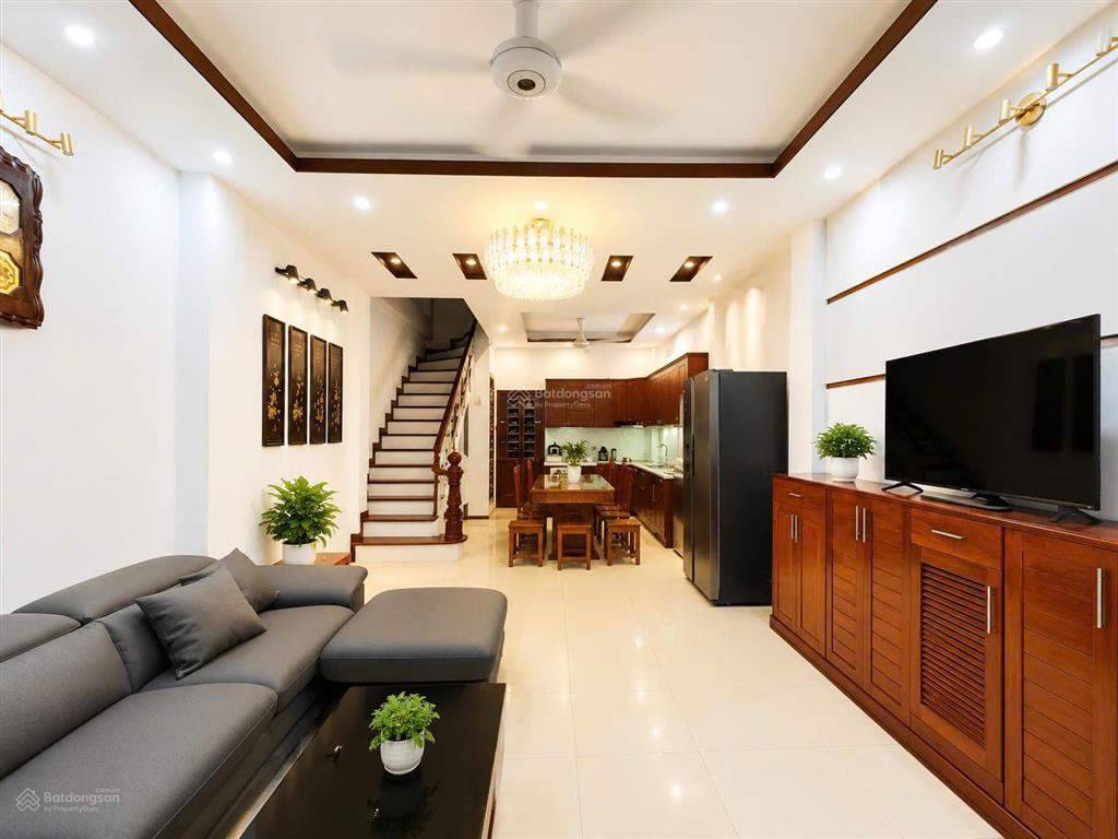 Nhà hoàng văn thái  lê trọng tấn  ô tô vào nhà  3 mặt thoáng sáng  sân vườn rộng