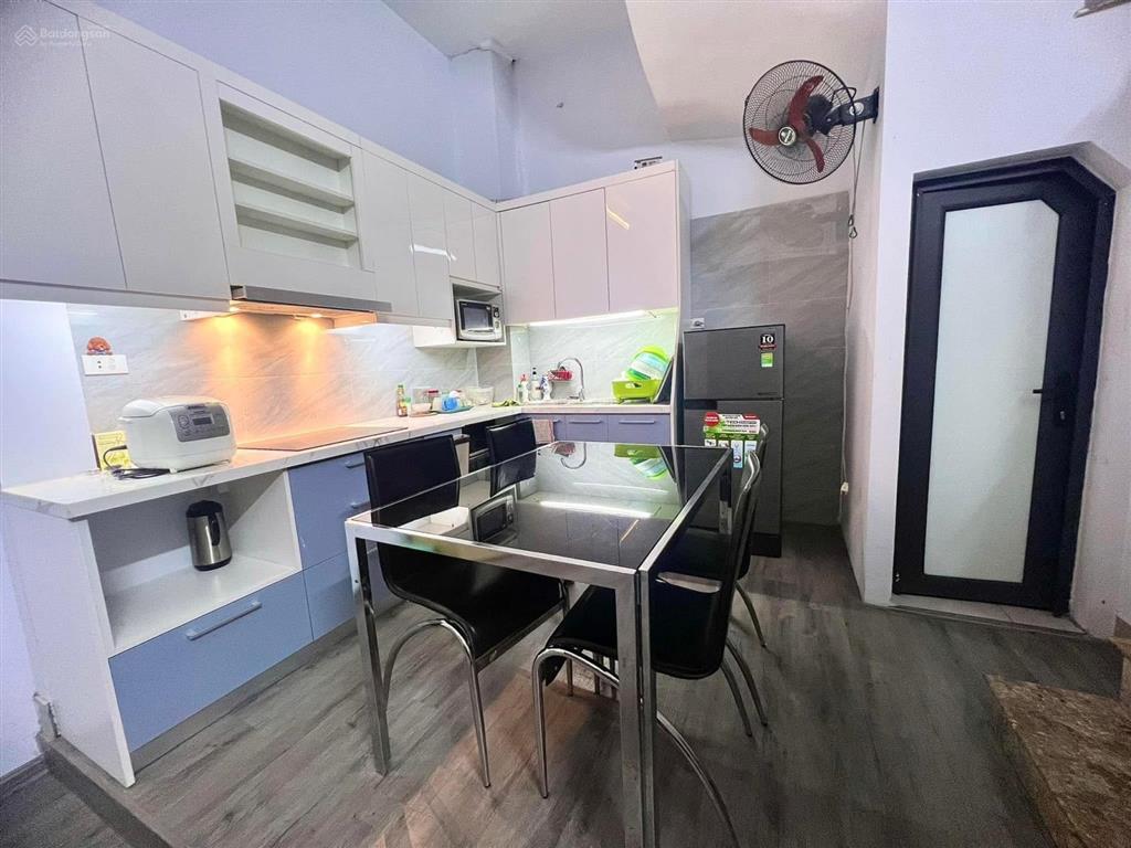 Chính chủ cho thuê nhà riêng 4 tầng (diện tích 30m2/tầng) ngõ 379 đội cấn. full nội thất