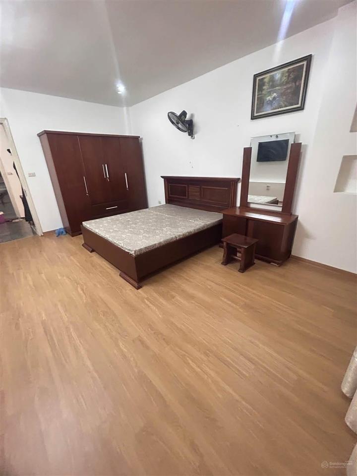 Cho thuê nhà mặt phố  giá trong ngõ phố nam đồng. 20m2x4t, 3 ngủ. kd bất chấp. chỉ 10 triệu