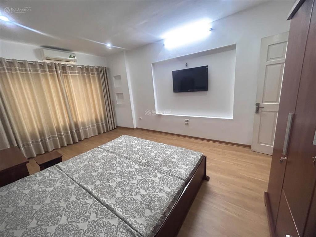 Cho thuê nhà mặt phố  giá trong ngõ phố nam đồng. 20m2x4t, 3 ngủ. kd bất chấp. chỉ 10 triệu