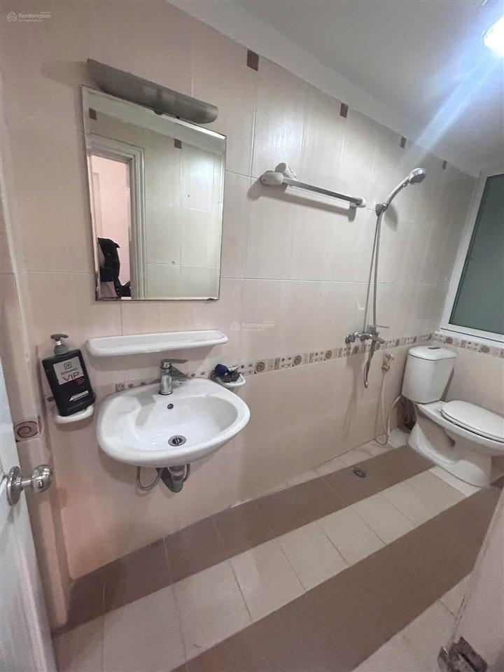 Cho thuê nhà mặt phố  giá trong ngõ phố nam đồng. 20m2x4t, 3 ngủ. kd bất chấp. chỉ 10 triệu