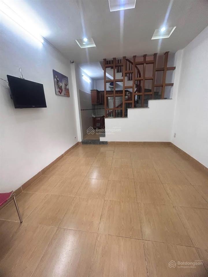 Cho thuê nhà mặt phố  giá trong ngõ phố nam đồng. 20m2x4t, 3 ngủ. kd bất chấp. chỉ 10 triệu