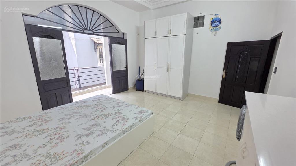 Bán nhà riêng 1 trệt 3 lầu thủ đức sổ hồng 50m2  4pn 4wc 4 mặt thoáng  gần đường lớn.