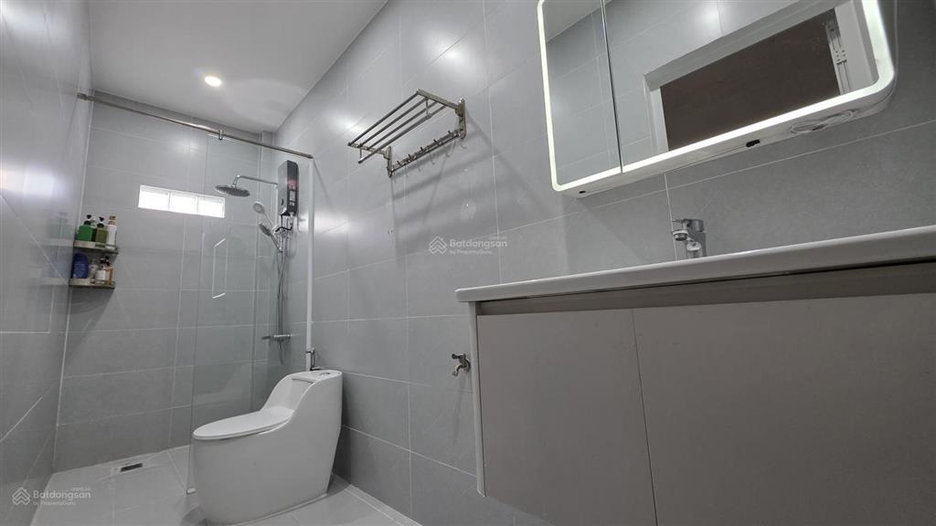 Bán nhà riêng 1 trệt 3 lầu thủ đức sổ hồng 50m2  4pn 4wc 4 mặt thoáng  gần đường lớn.