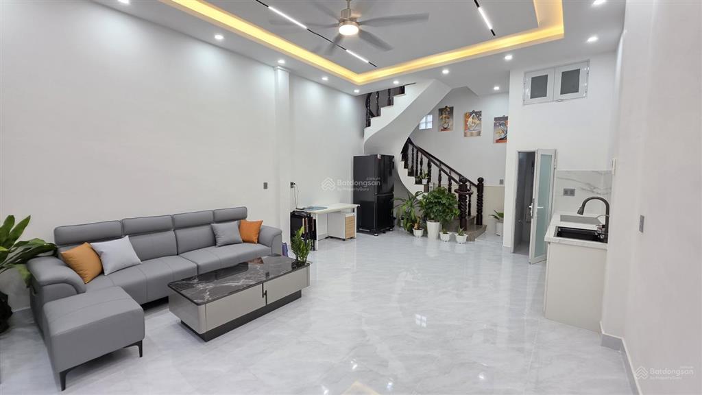 Bán nhà riêng 1 trệt 3 lầu thủ đức sổ hồng 50m2  4pn 4wc 4 mặt thoáng  gần đường lớn.