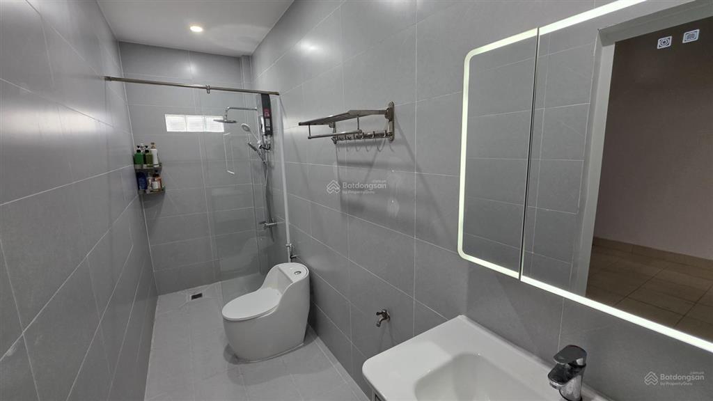 Bán nhà riêng 1 trệt 3 lầu thủ đức sổ hồng 50m2  4pn 4wc 4 mặt thoáng  gần đường lớn.