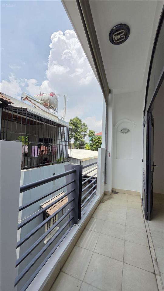 Bán nhà riêng 1 trệt 3 lầu thủ đức sổ hồng 50m2  4pn 4wc 4 mặt thoáng  gần đường lớn.