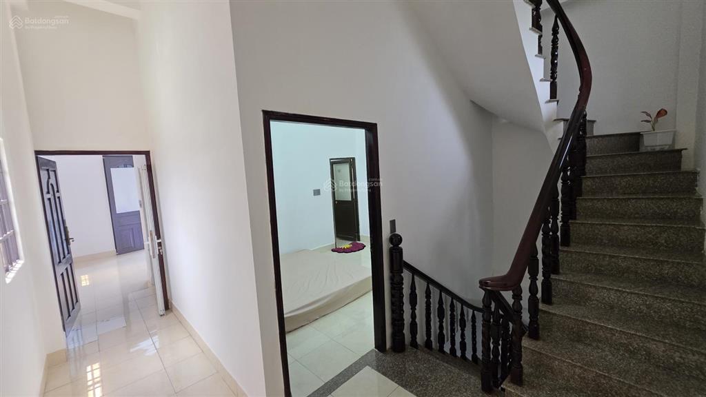 Bán nhà riêng 1 trệt 3 lầu thủ đức sổ hồng 50m2  4pn 4wc 4 mặt thoáng  gần đường lớn.