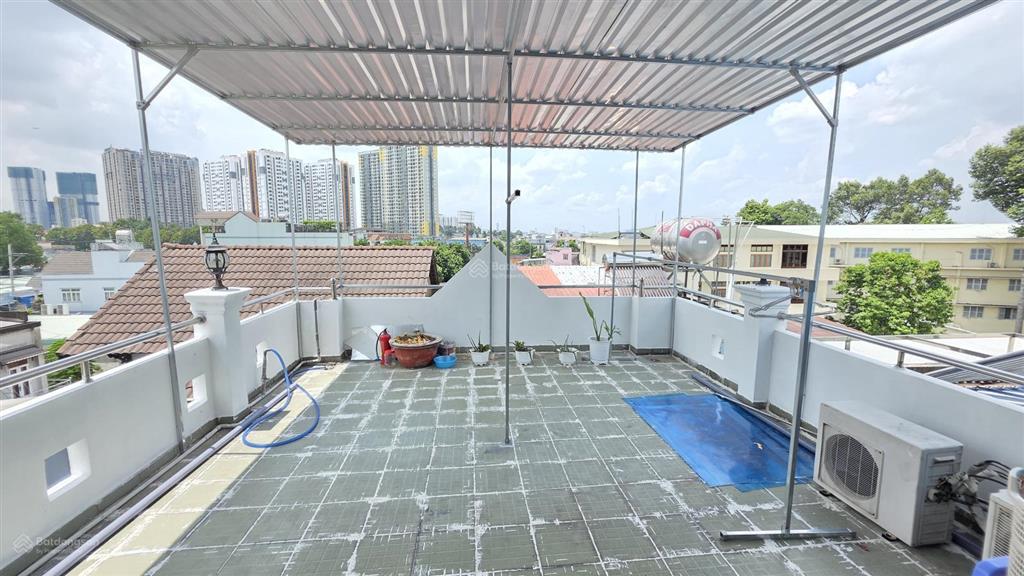 Bán nhà riêng 1 trệt 3 lầu thủ đức sổ hồng 50m2  4pn 4wc 4 mặt thoáng  gần đường lớn.