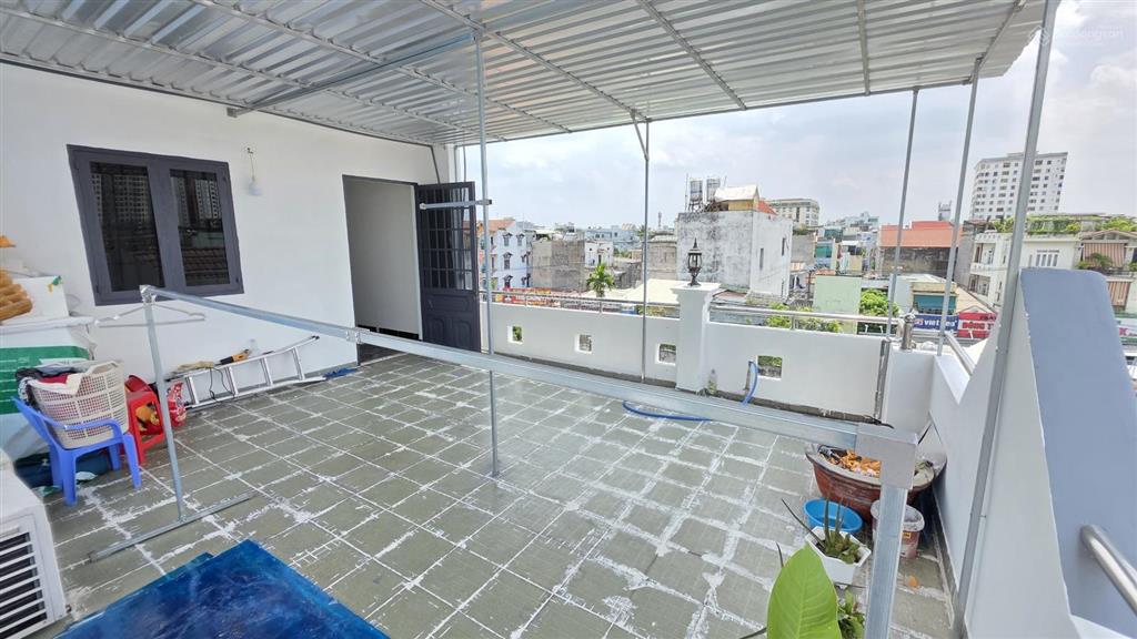 Bán nhà riêng 1 trệt 3 lầu thủ đức sổ hồng 50m2  4pn 4wc 4 mặt thoáng  gần đường lớn.