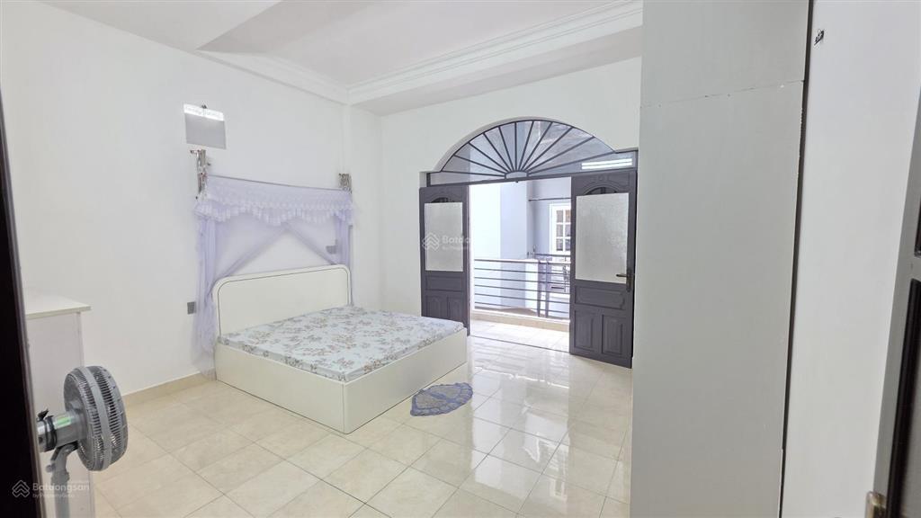 Bán nhà riêng 1 trệt 3 lầu thủ đức sổ hồng 50m2  4pn 4wc 4 mặt thoáng  gần đường lớn.