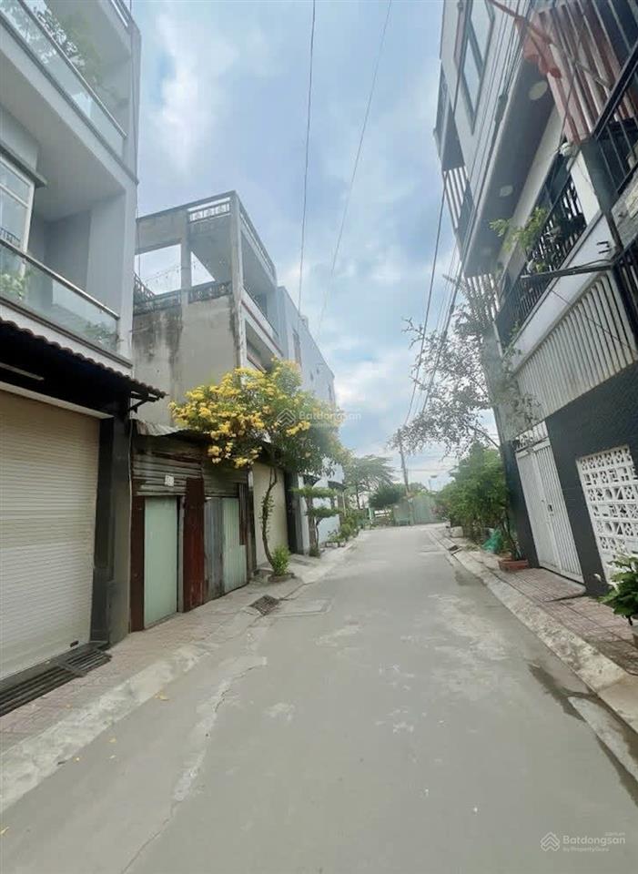 Bán nhà sát bên chợ đầu mối thủ đức khu phân lô đồng bộ dân trí cao đường 5m xe tải quay đầu, 60m2