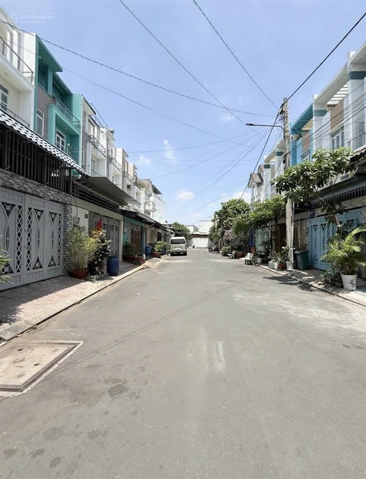 Bán nhà sát bên chợ đầu mối thủ đức khu phân lô đồng bộ dân trí cao đường 5m xe tải quay đầu, 60m2
