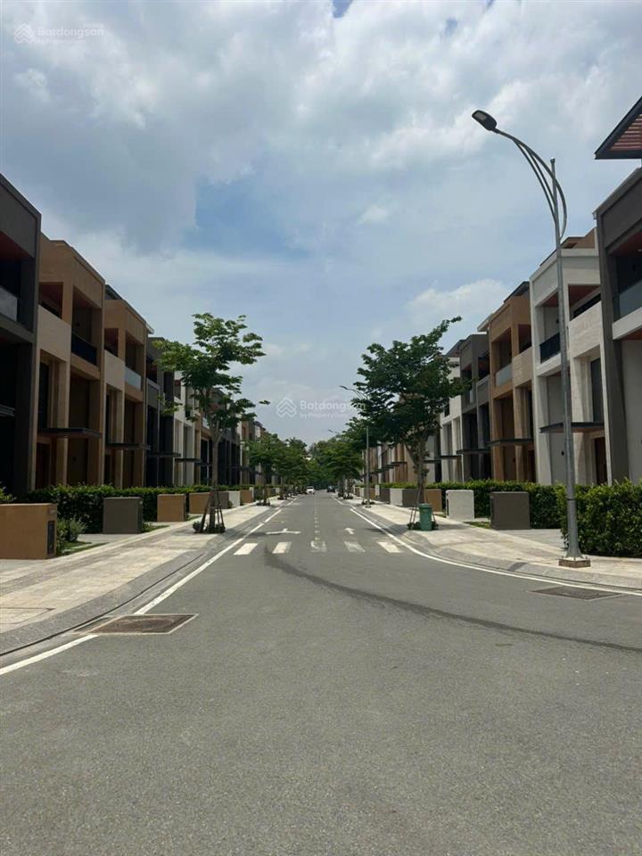 Nhượng lại nhà dự án the 9 stellars, 7x20,7m, 3 tầng, giá 32,5 tỷ, sổ hồng sẵn, đối diện công viên
