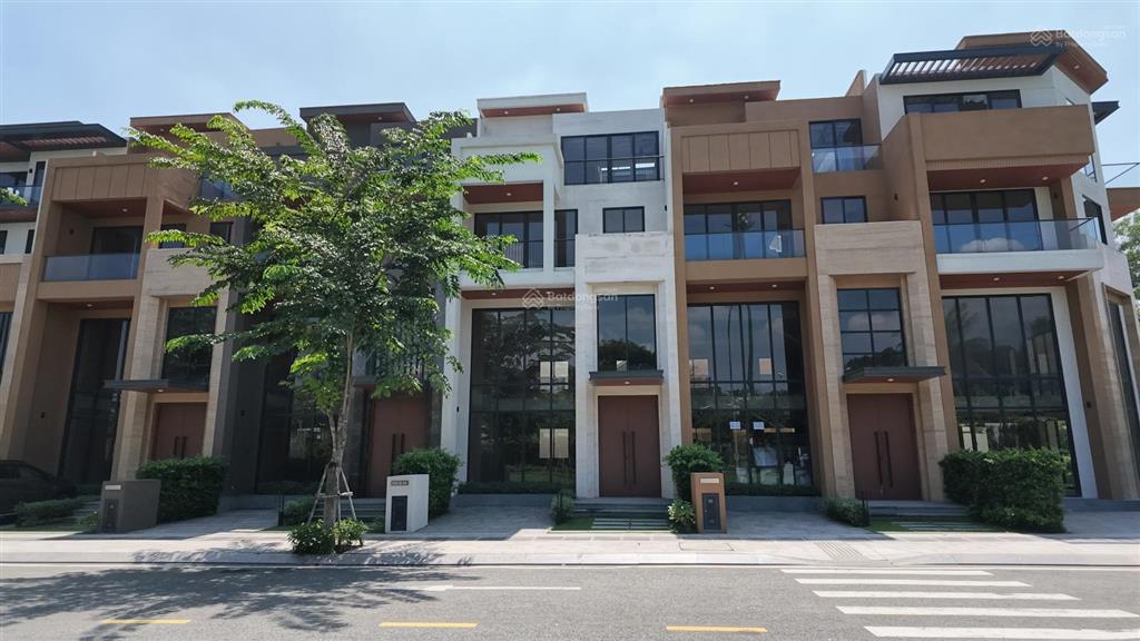 Nhượng lại nhà dự án the 9 stellars, 7x20,7m, 3 tầng, giá 32,5 tỷ, sổ hồng sẵn, đối diện công viên
