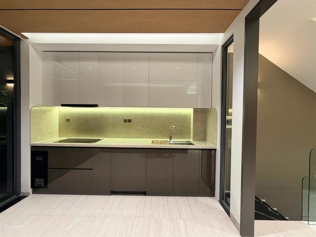 Siêu phẩm mặt tiền đường nhựa thang máy xịn sò dọn vào ở ngay. thanh khoản 15,8đồng phú thuận