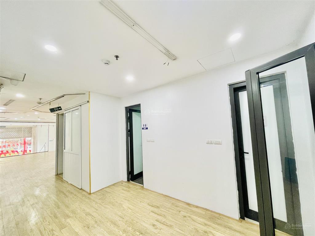 Cho thuê mbkd 130m2 giá 50t mặt đường kim mã thuận tiện cho việc kinh doanh sàn cực rộng