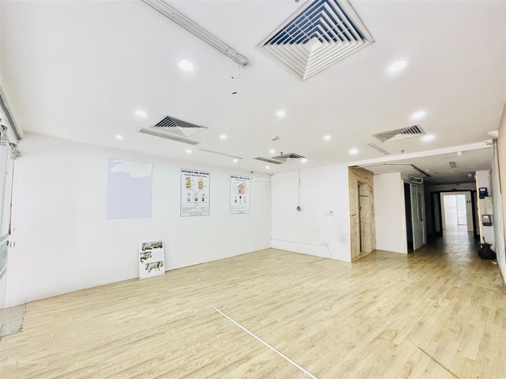 Cho thuê mbkd 130m2 giá 50t mặt đường kim mã thuận tiện cho việc kinh doanh sàn cực rộng
