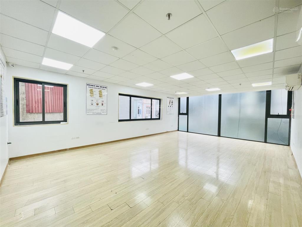 Cho thuê mbkd 130m2 giá 50t mặt đường kim mã thuận tiện cho việc kinh doanh sàn cực rộng