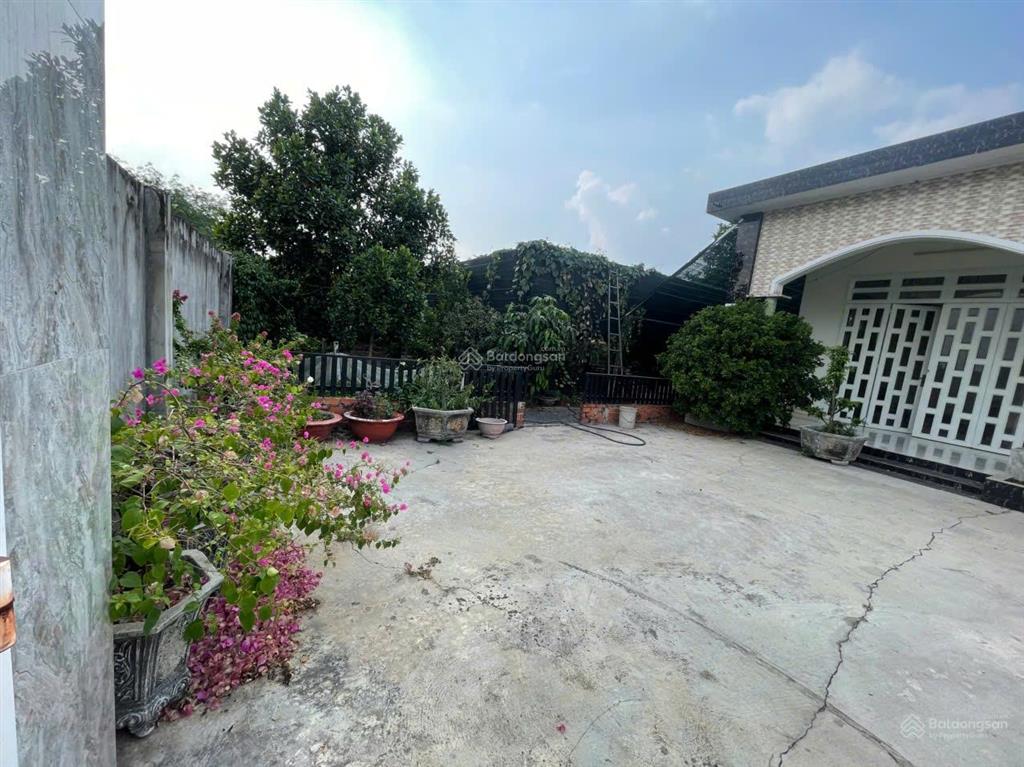Bán đất nhà xưởng, gần chợ, có 200m thổ cư, có vườn cây