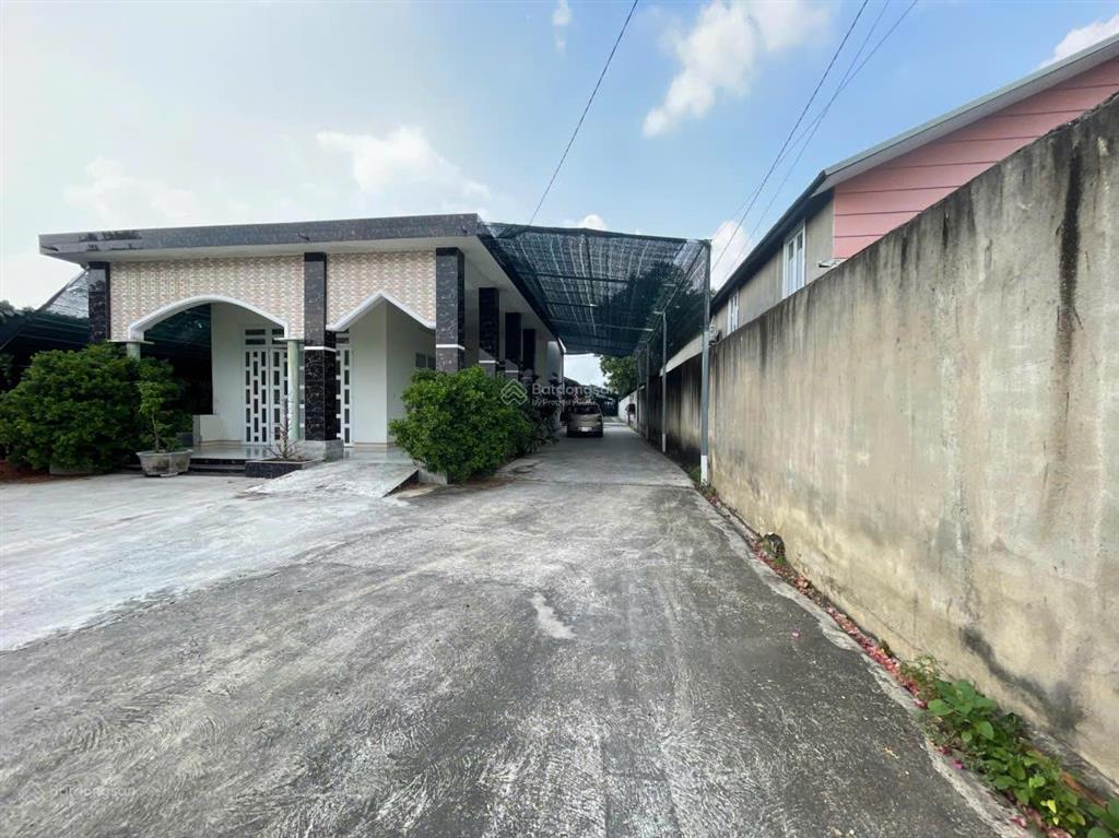 Bán đất nhà xưởng, gần chợ, có 200m thổ cư, có vườn cây