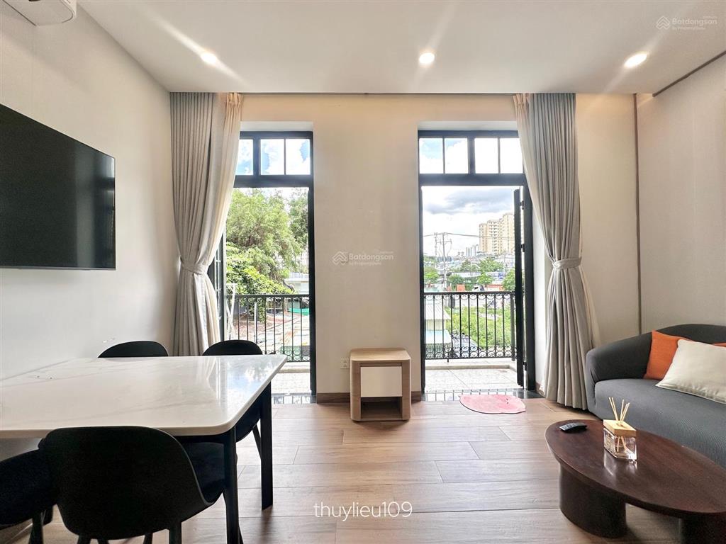 Cho thuê 1pn + 1pk ban công lớn dài 7m phong cách tân cổ điển  trống sẵn