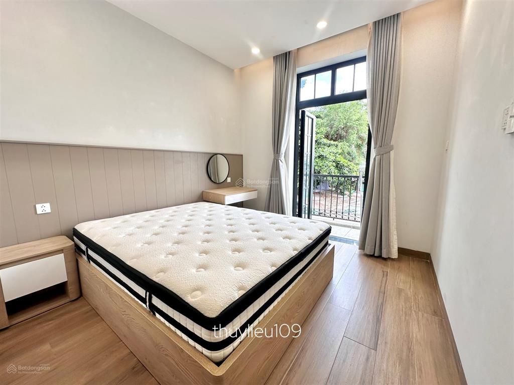 Cho thuê 1pn + 1pk ban công lớn dài 7m phong cách tân cổ điển  trống sẵn