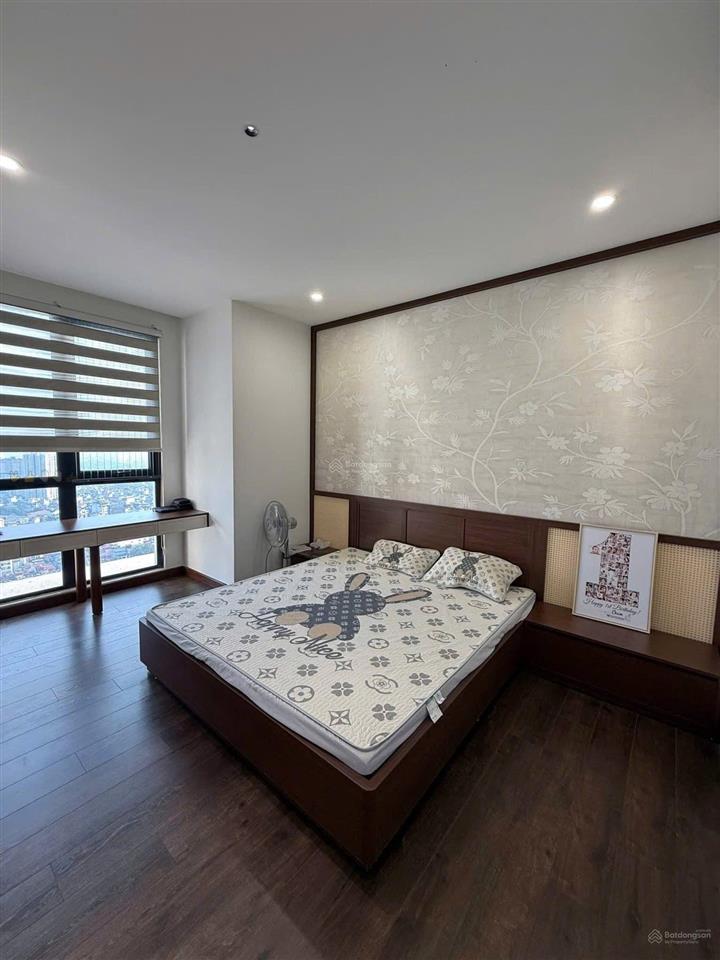 Chính chủ bán căn góc 3pn đẹp nhất tòa dv01 cc rose town, dt 105m2 hướng đông nam, tầng 19