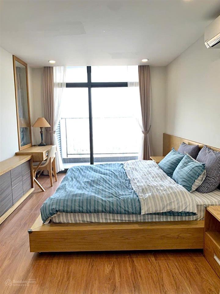 Giá siêu rẻ vào luôn có slot ô tô ch tại discovery complex, 195m2, 4pn, 32tr/tháng.  0906 241 ***