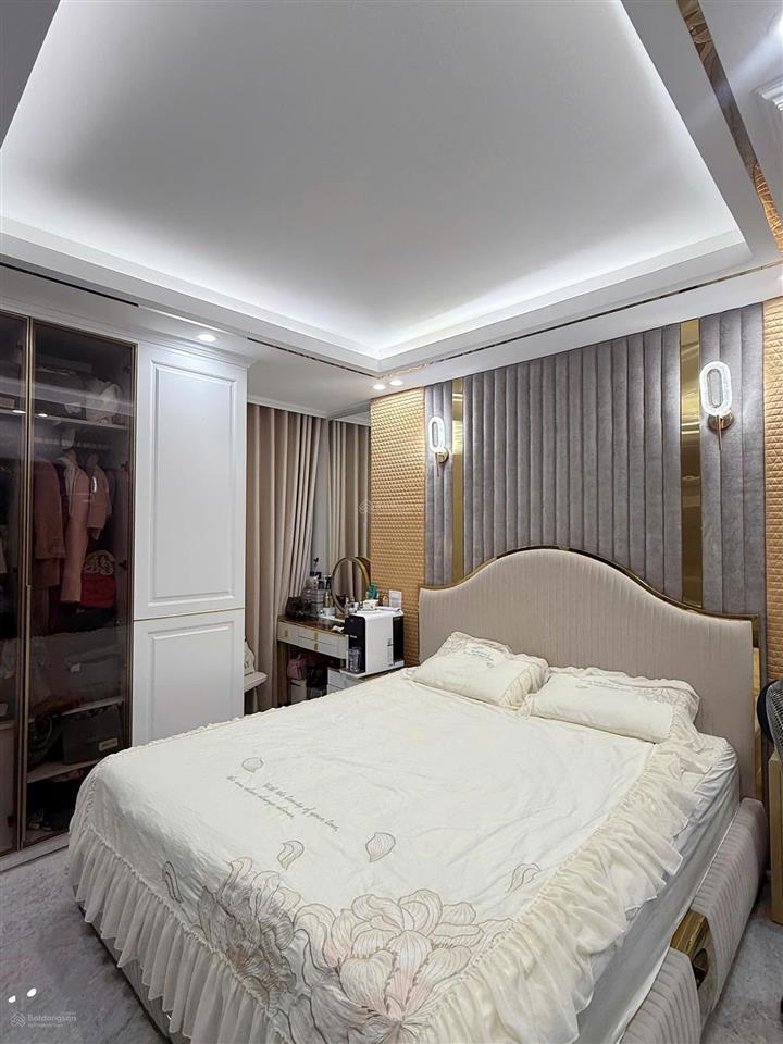 Giá siêu rẻ vào luôn có slot ô tô ch tại discovery complex, 195m2, 4pn, 32tr/tháng.  0906 241 ***