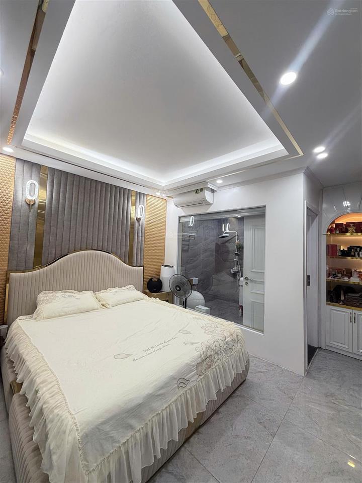 Giá siêu rẻ vào luôn có slot ô tô ch tại discovery complex, 195m2, 4pn, 32tr/tháng.  0906 241 ***