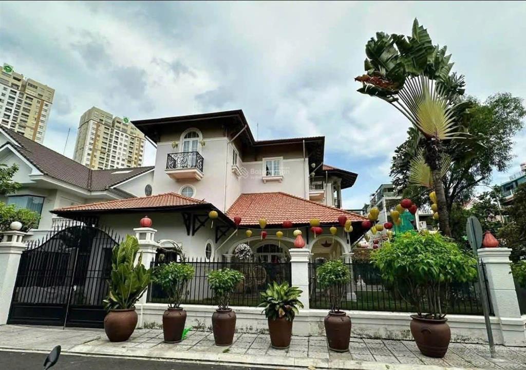 Biệt thự 3 mt siêu vip nguyễn văn hưởng, dt 21x30m 614m², 3 tầng, hồ bơi sân vườn đầy đủ, 180 tỷ