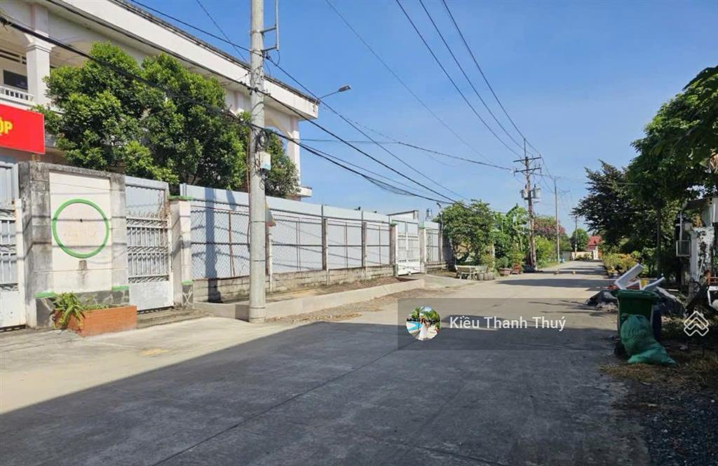 Tôi cần bán gấp lô đất bên đường nguyễn thị lắng xã tân phú trung huyện củ chi 130m2 giá 1 tỷ 2 shr