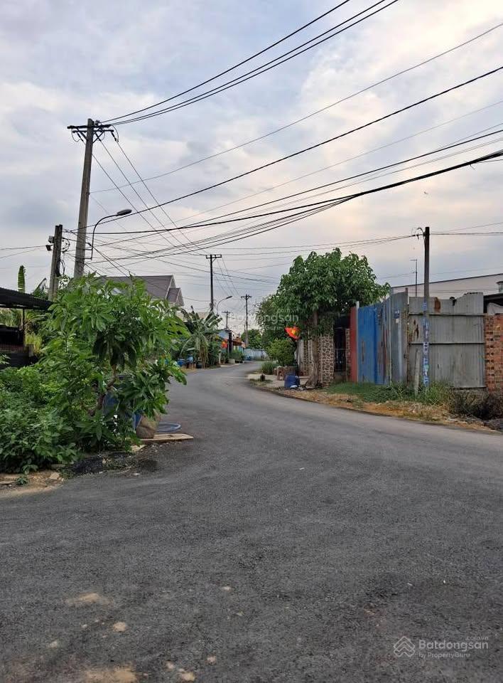 Lô đất cực đẹp gần ngay cầu vượt củ chi mà giá chỉ có 1 tỷ 240tr , sổ riêng ở đ nguyễn văn on .