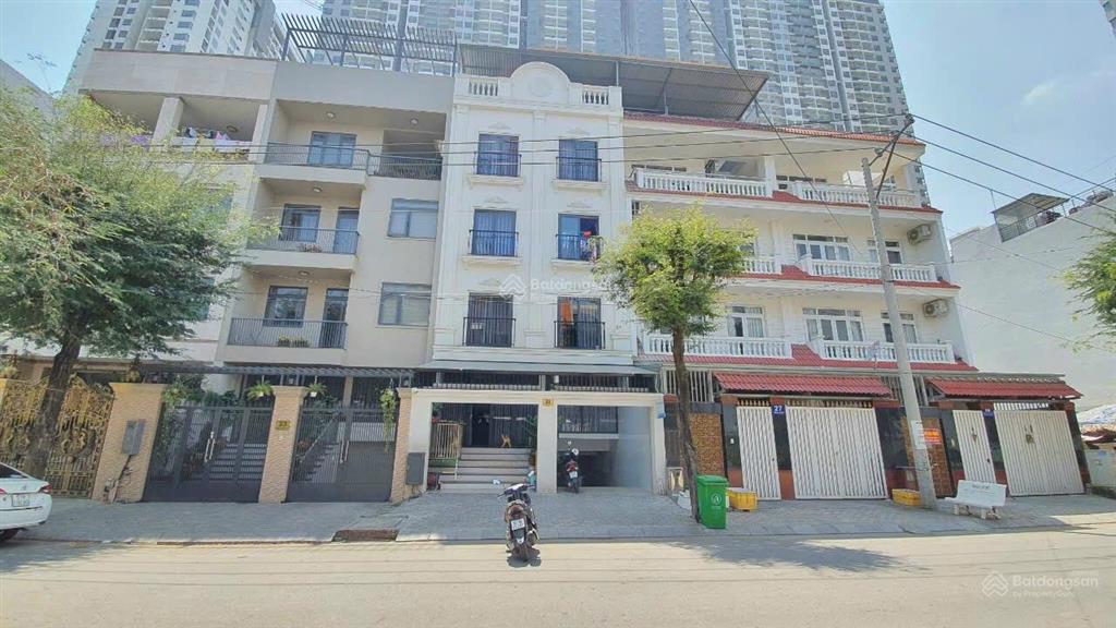 Bán toà nhà chdv 140m2 hầm 5 tầng 16pn thu nhập 76triệu/tháng trung tâm p phú thuận quận 7 giá tốt